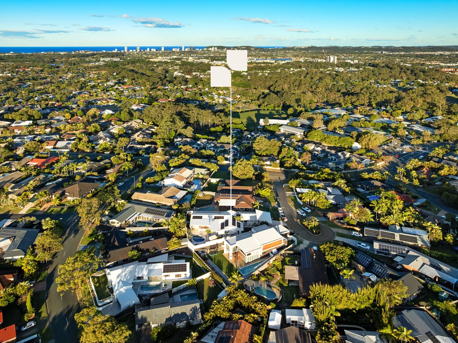 Coastal District. Front garden of a Gold Coast residence by SunnyDay Development.