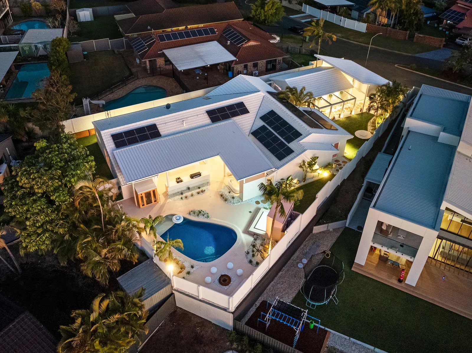 Residence Above. Back garden of a Gold Coast residence by SunnyDay Development.