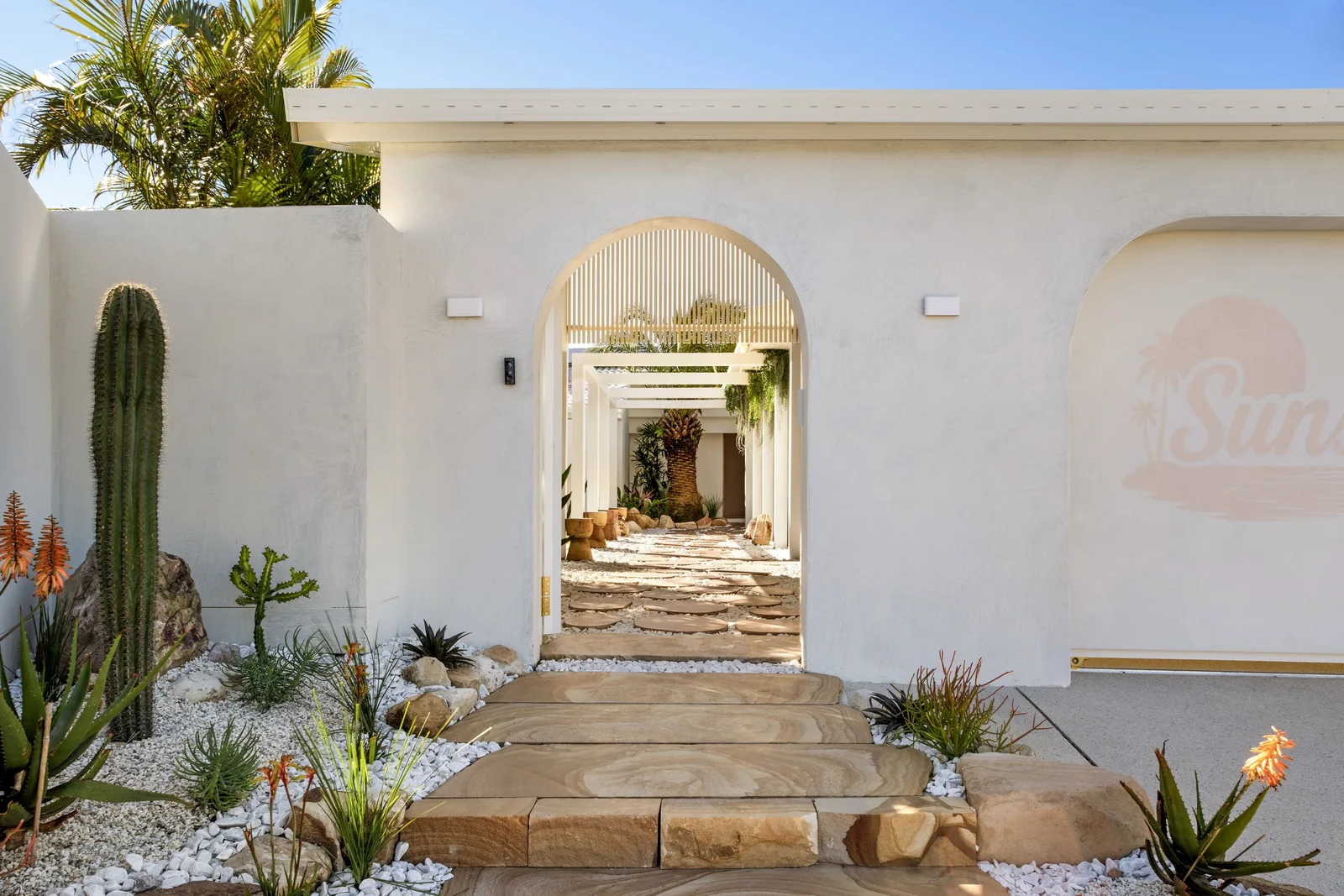 Arched Arrival. Entrance of a Gold Coast residence by SunnyDay Development.