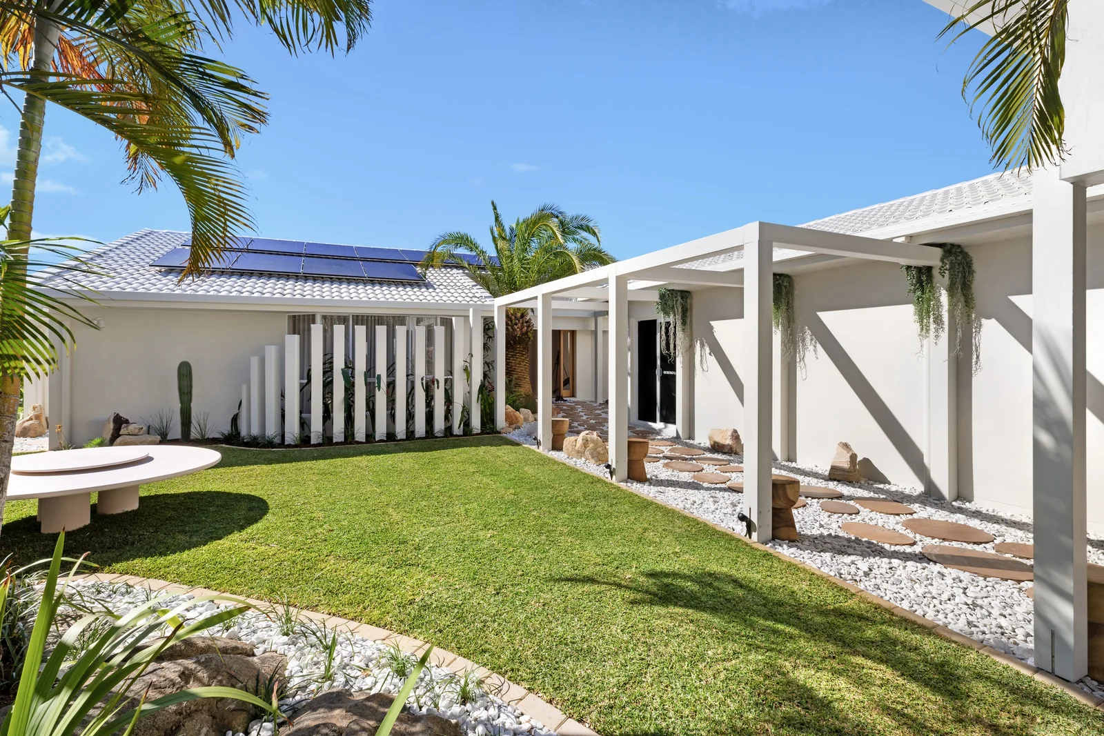 Garden Court. Back garden of a Gold Coast residence by SunnyDay Development.