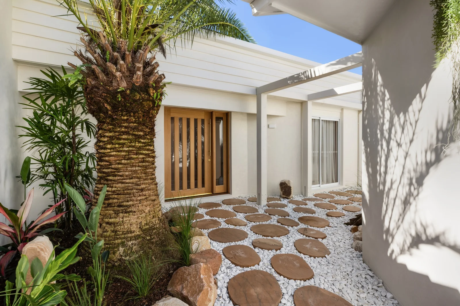 Courtyard Entry. Entrance of a Gold Coast residence by SunnyDay Development.