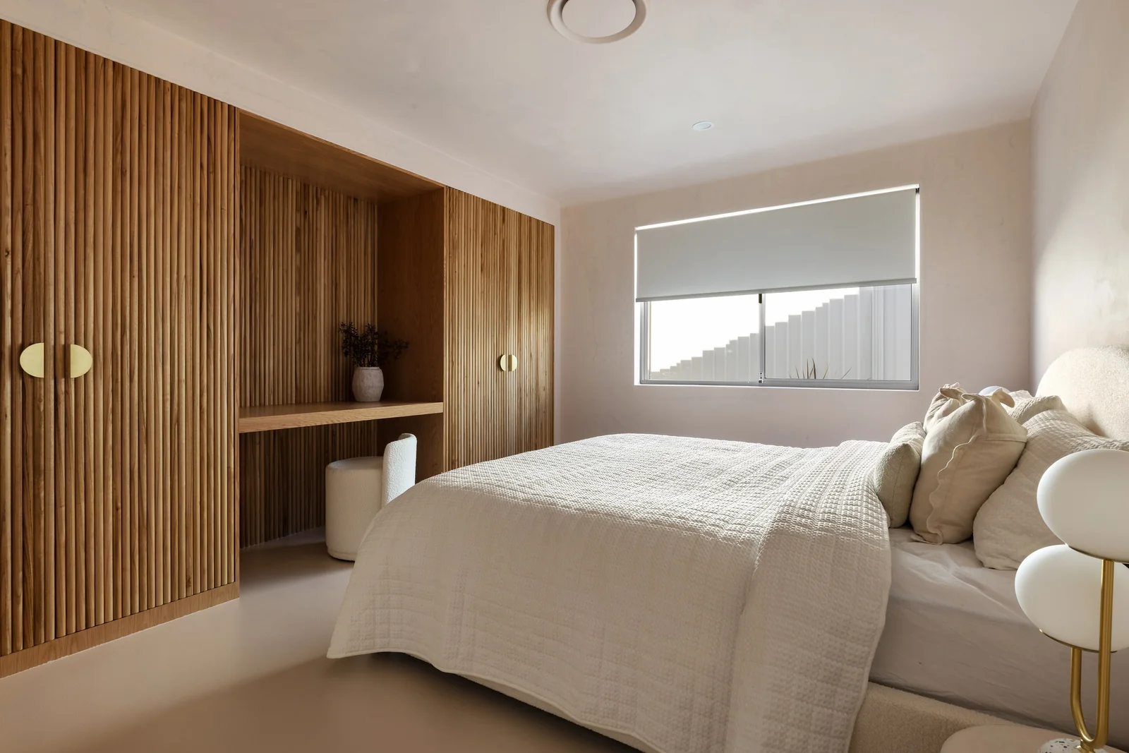 Timber Suite. Other bedrooms of a Gold Coast residence by SunnyDay Development.
