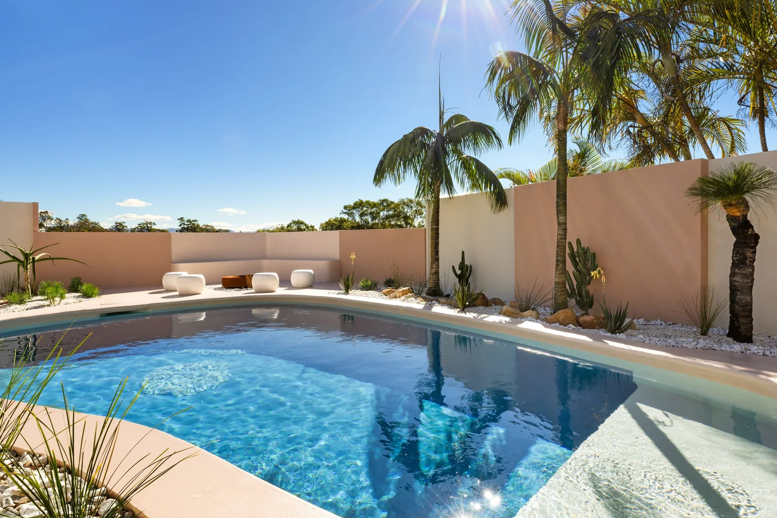 Poolside Passage. Back garden of a Gold Coast residence by SunnyDay Development.