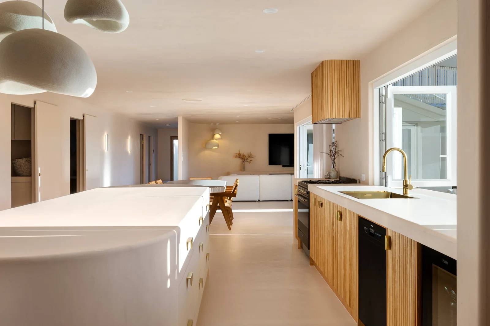Timber Bar. Kitchen of a Gold Coast residence by SunnyDay Development.
