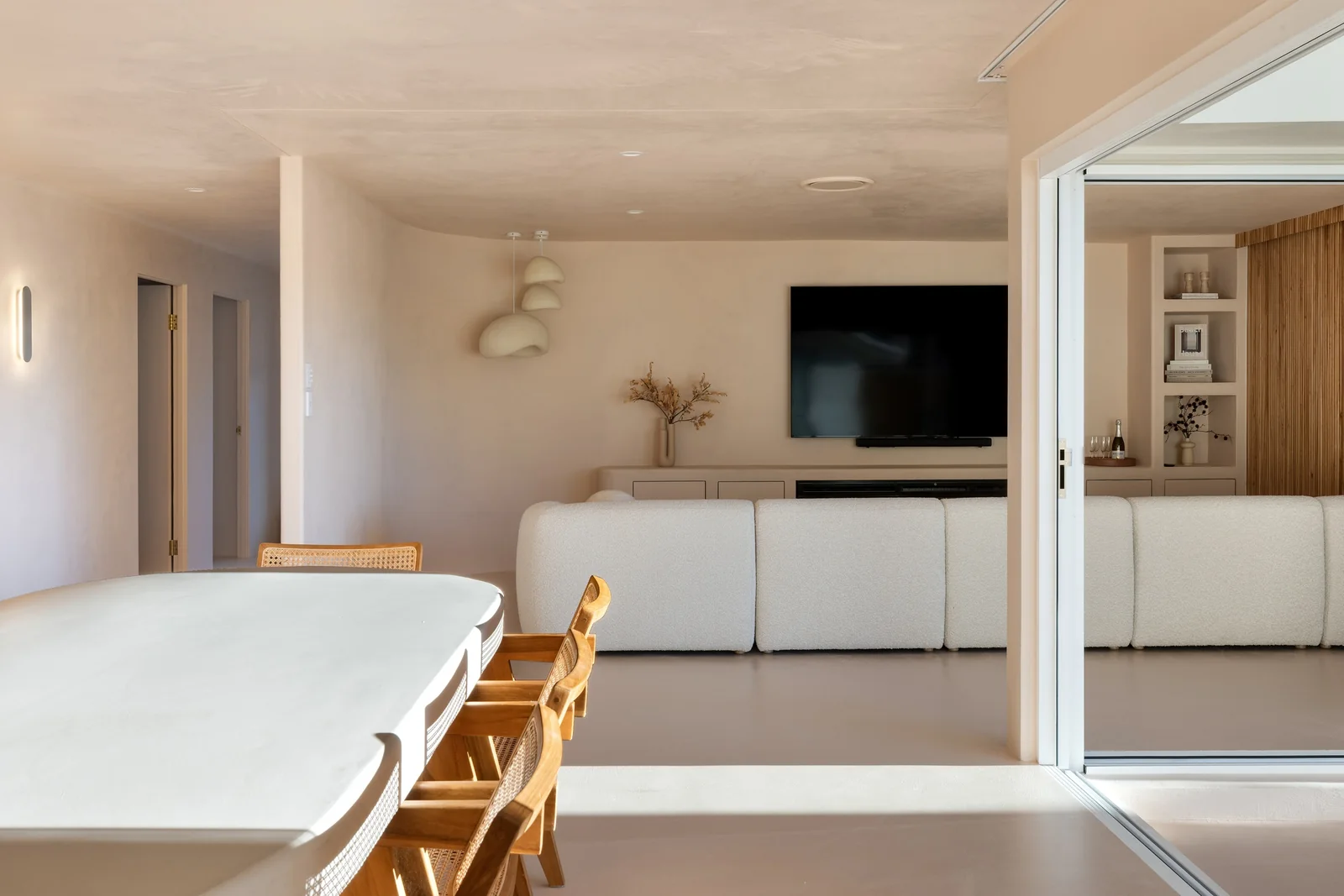 Island Kitchen. Dining area of a Gold Coast residence by SunnyDay Development.