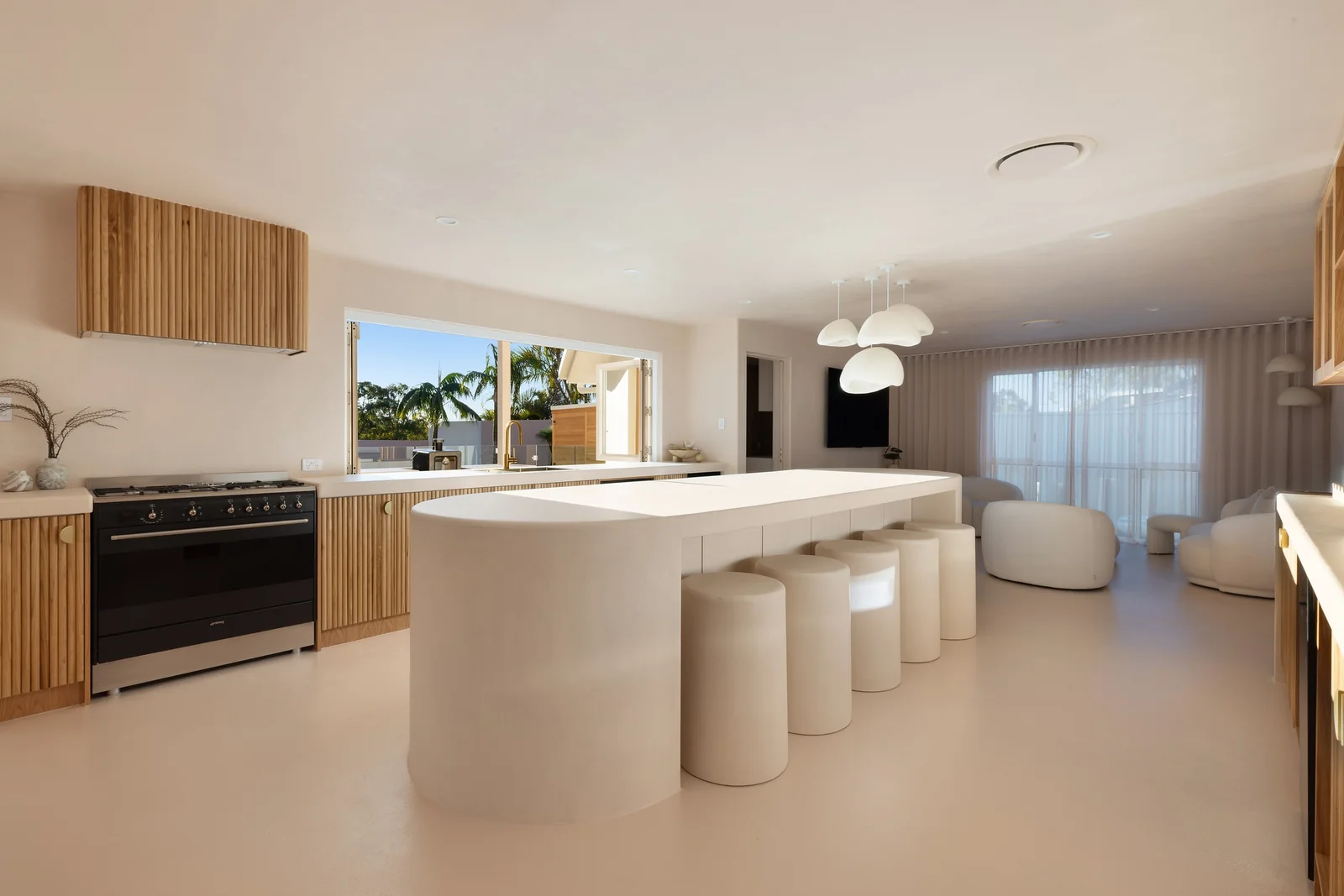Central Dining. Kitchen of a Gold Coast residence by SunnyDay Development.
