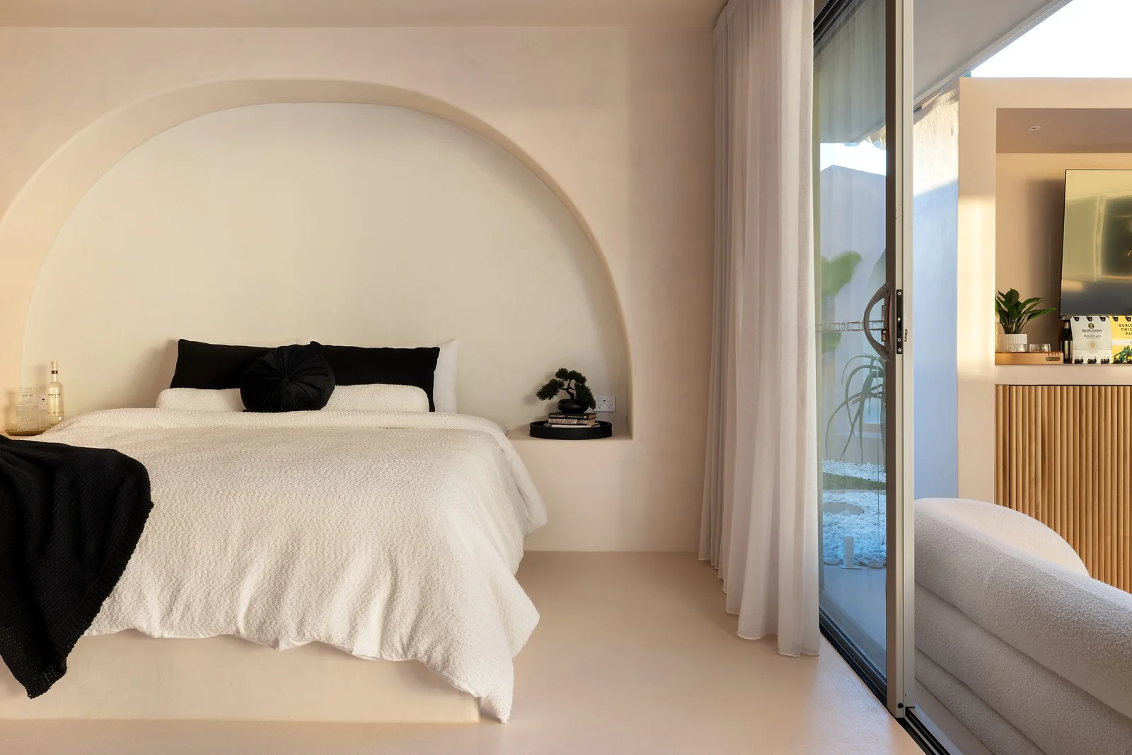 Restful Suite. Other bedrooms of a Gold Coast residence by SunnyDay Development.