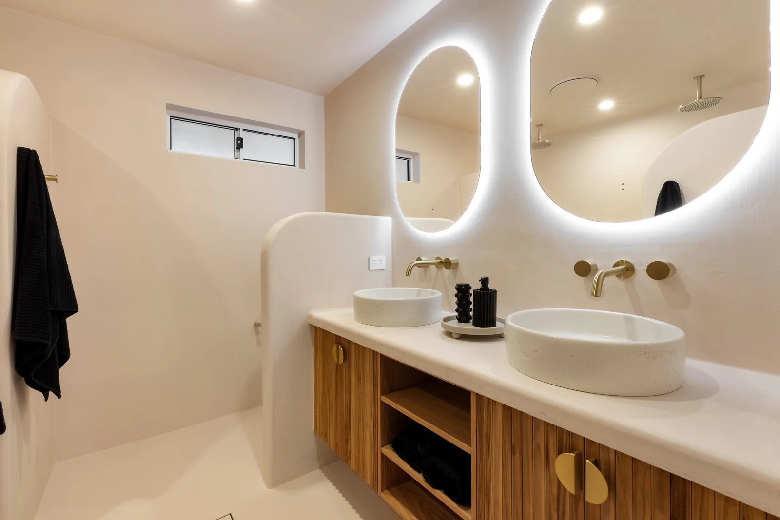 Mirror Vanity. King ensuite of a Gold Coast residence by SunnyDay Development.