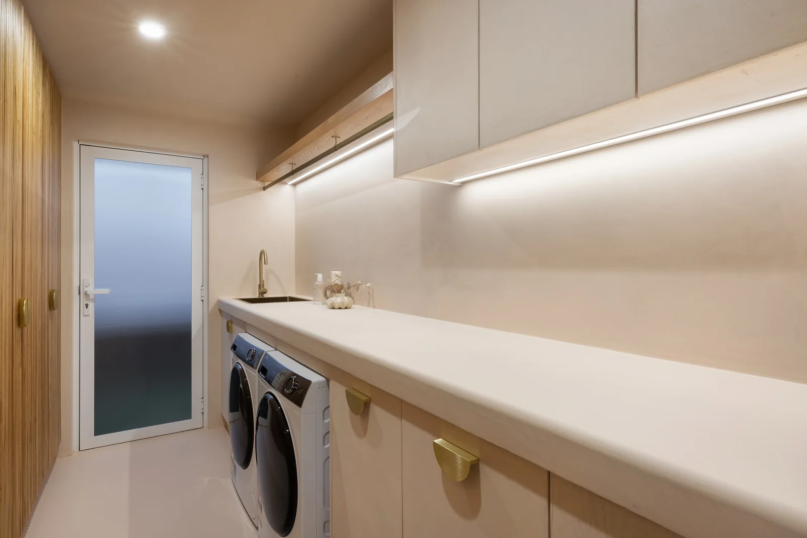 Utility Room. Laundry of a Gold Coast residence by SunnyDay Development.