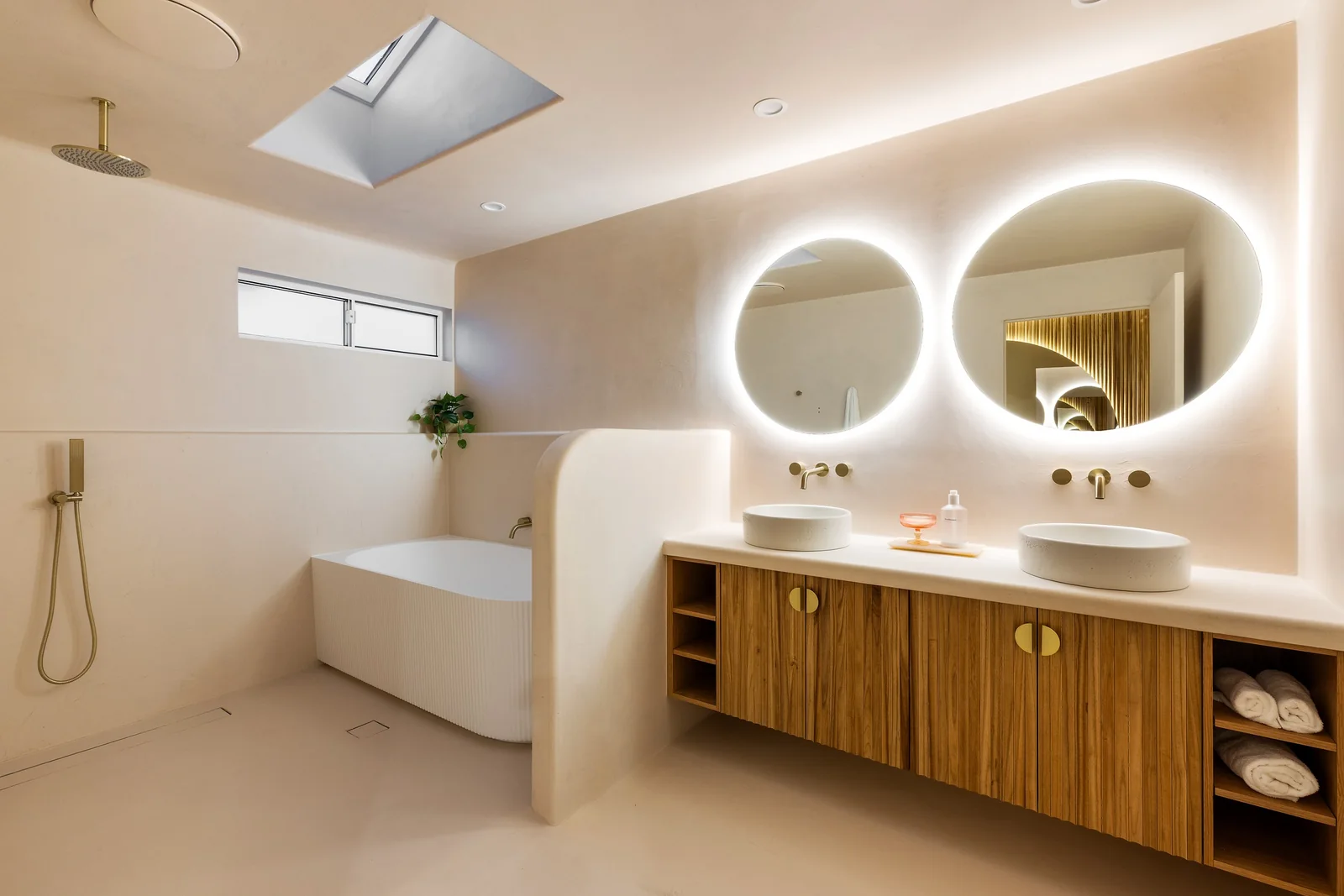 Circular Vanity. Queen ensuite of a Gold Coast residence by SunnyDay Development.