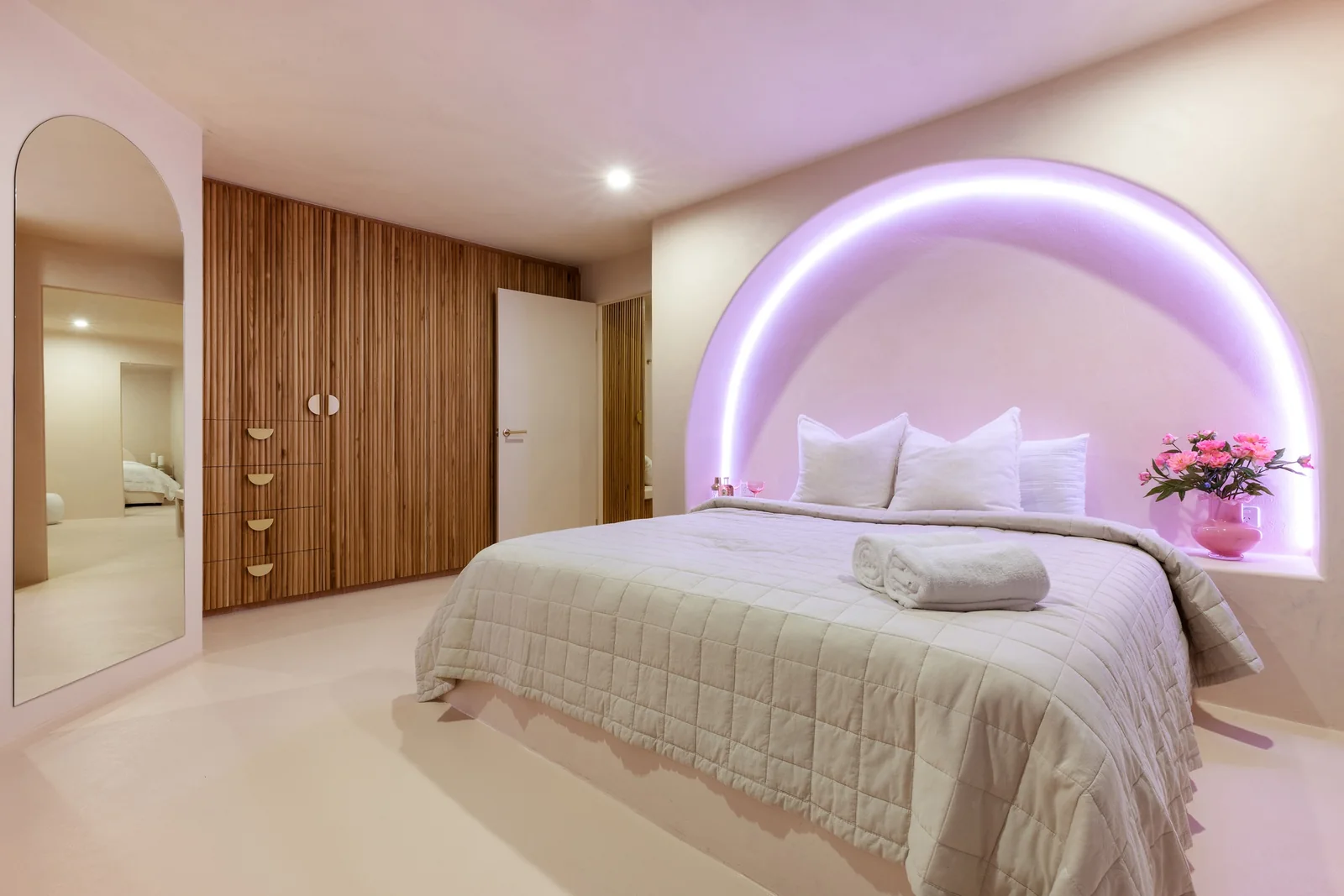Illuminated Suite. Queen bedroom of a Gold Coast residence by SunnyDay Development.