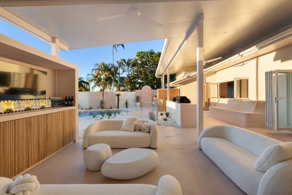 Indoor-Outdoor Living. Entertainment and barbecue area of a Gold Coast residence by SunnyDay Development.